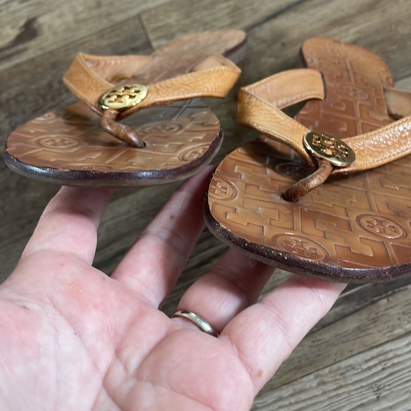 Tory Burch brown leather flip flops 8 - Picture 7 of 11